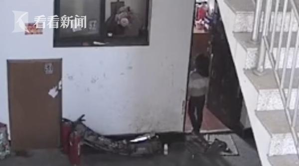 夜读丨被指性侵养女4年杰瑞集团高管回应：不存在养父女关系丨5岁女孩叉腰瞪眼吓退入室小偷