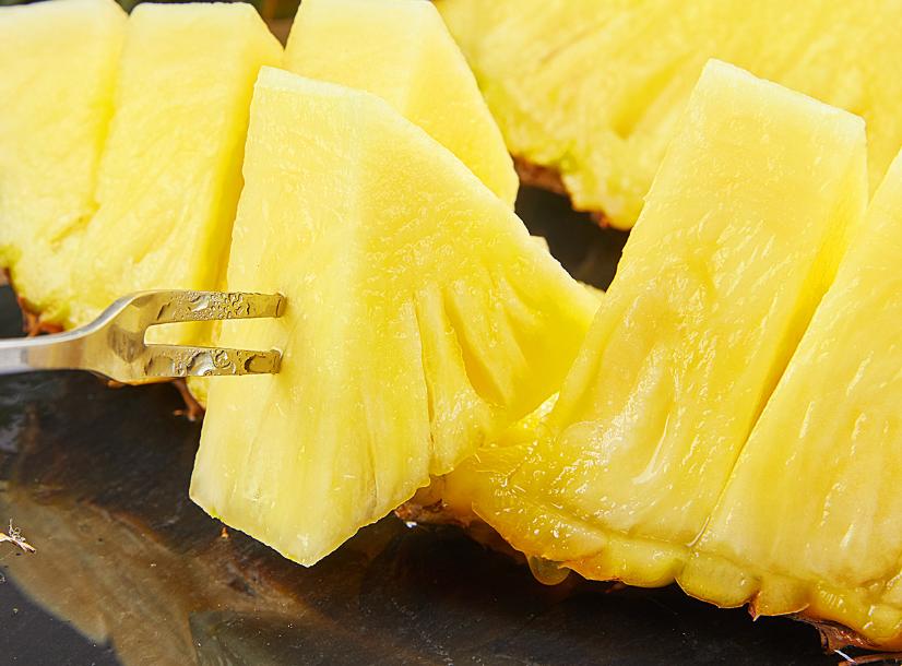 凤梨原来是长在地上的,凤梨里面正常的样子