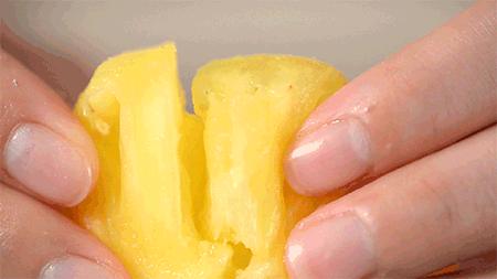 凤梨原来是长在地上的,凤梨里面正常的样子