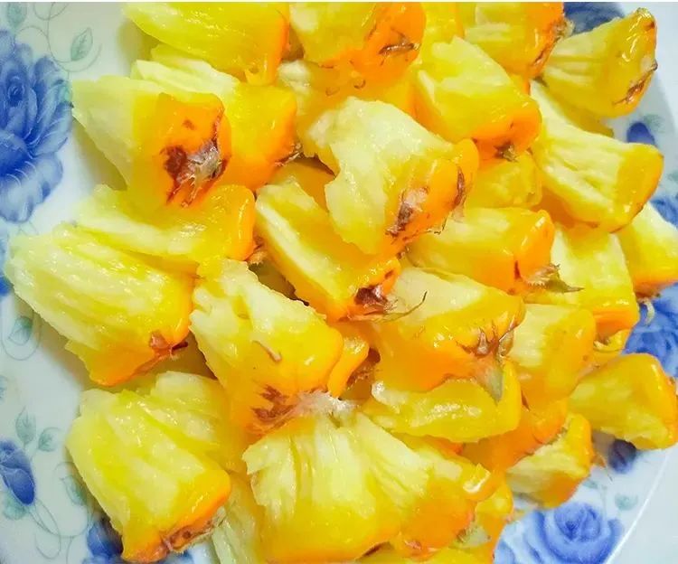 凤梨原来是长在地上的,凤梨里面正常的样子