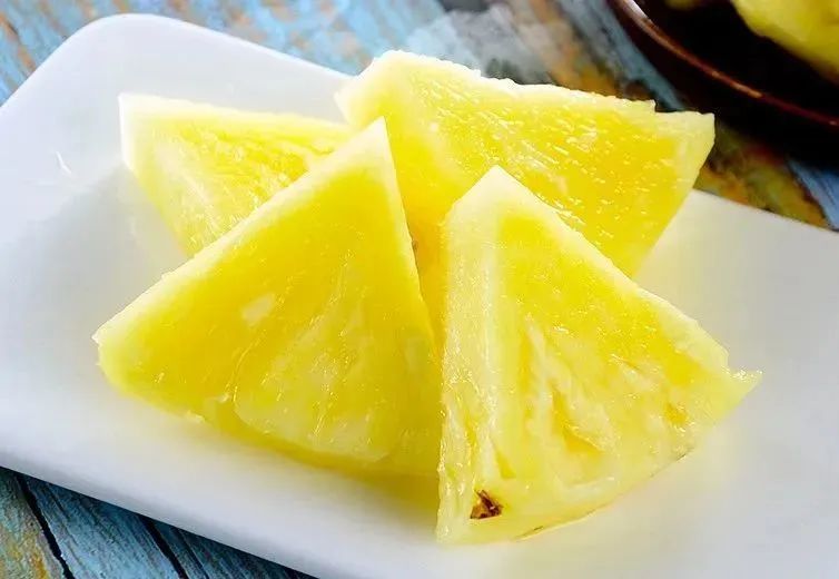 凤梨原来是长在地上的,凤梨里面正常的样子