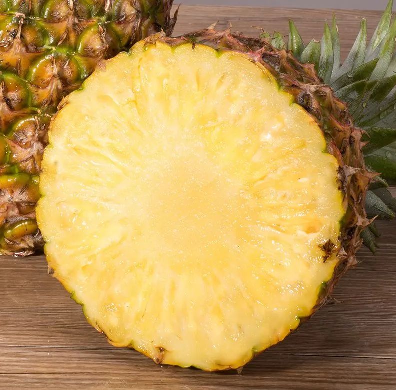 凤梨原来是长在地上的,凤梨里面正常的样子