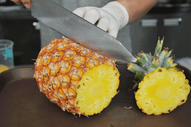 凤梨原来是长在地上的,凤梨里面正常的样子