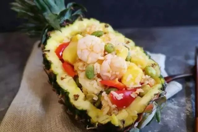 凤梨原来是长在地上的,凤梨里面正常的样子