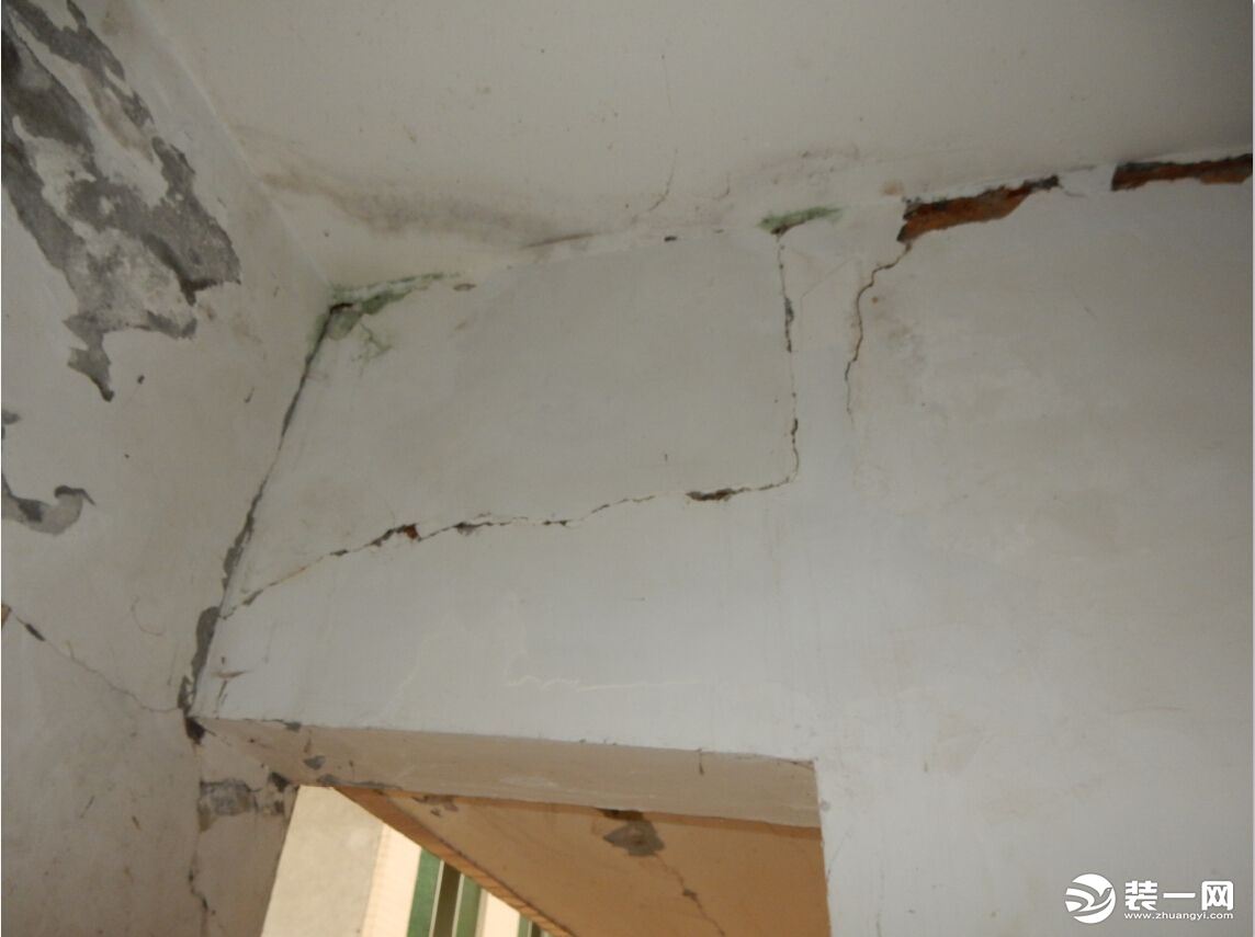 一楼墙面没裂缝二楼墙面有裂缝,平房墙面裂缝地面裂缝