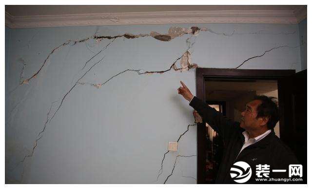 一楼墙面没裂缝二楼墙面有裂缝,平房墙面裂缝地面裂缝
