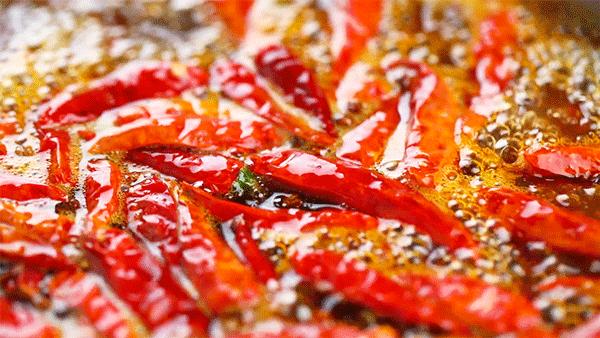 帝都惊现奇葩串串！神奇鸭肠会悬浮？！大牌口红用来吃...