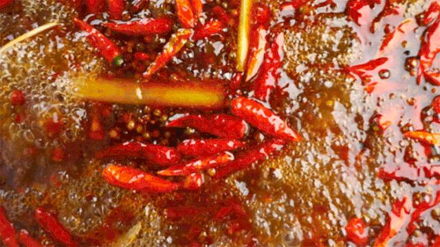 帝都惊现奇葩串串!神奇鸭肠会悬浮?!大牌口红用来吃...