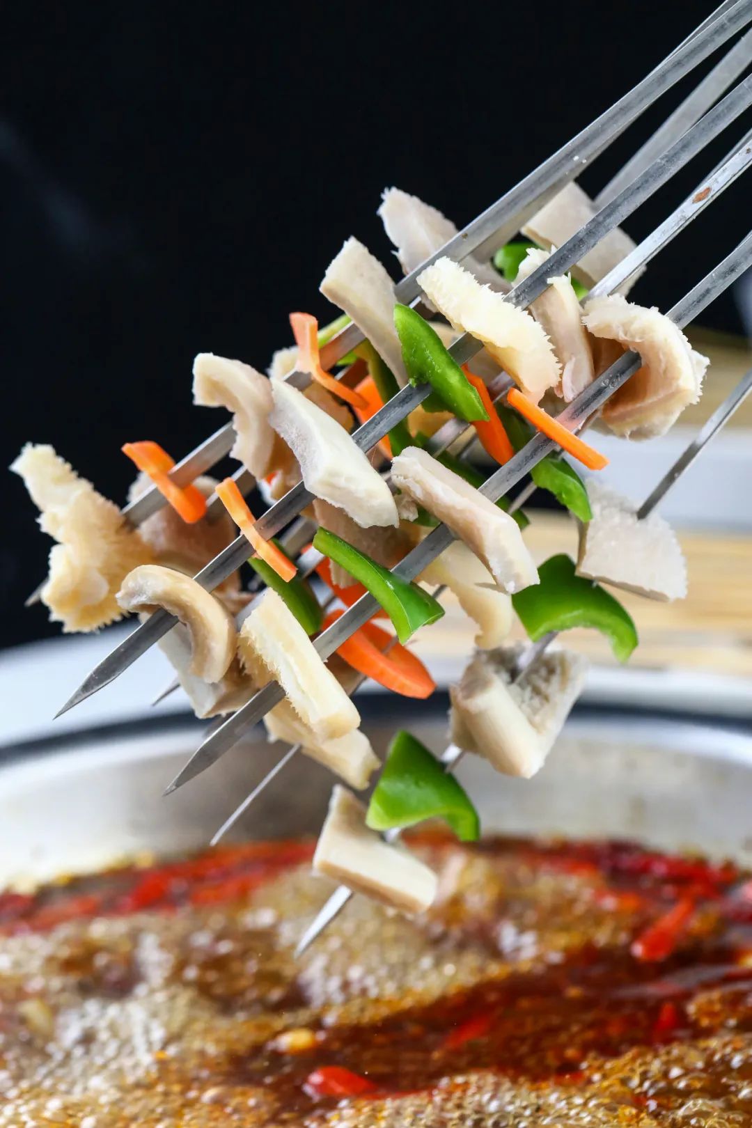 帝都惊现奇葩串串！神奇鸭肠会悬浮？！大牌口红用来吃...