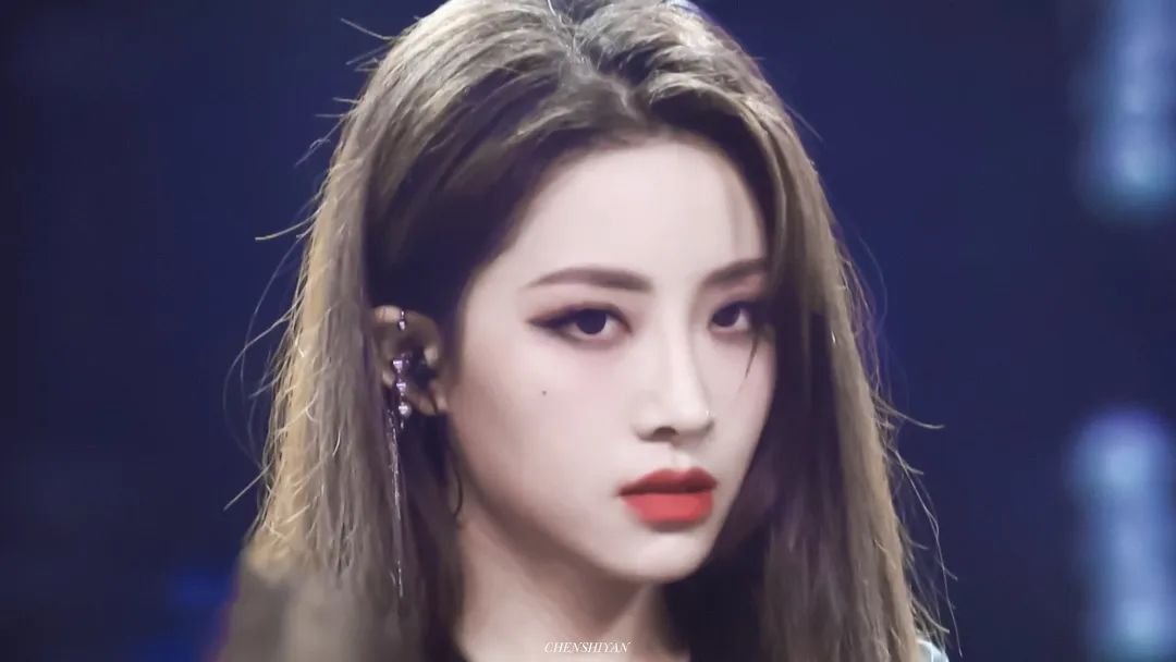 安崎、谢可寅、喻言……可都是“痣”在必得的女孩子