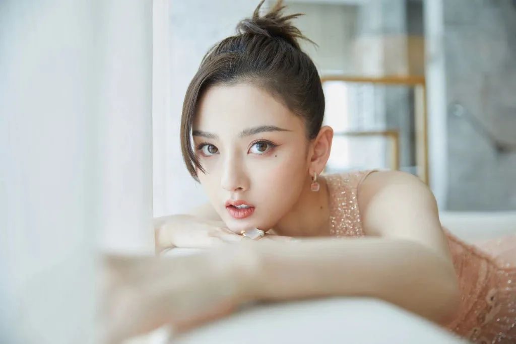 安崎、谢可寅、喻言……可都是“痣”在必得的女孩子