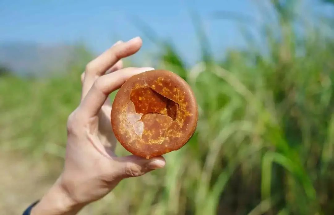 买红糖里面竟然有东西,买散装的红糖不甜特别红是真的吗