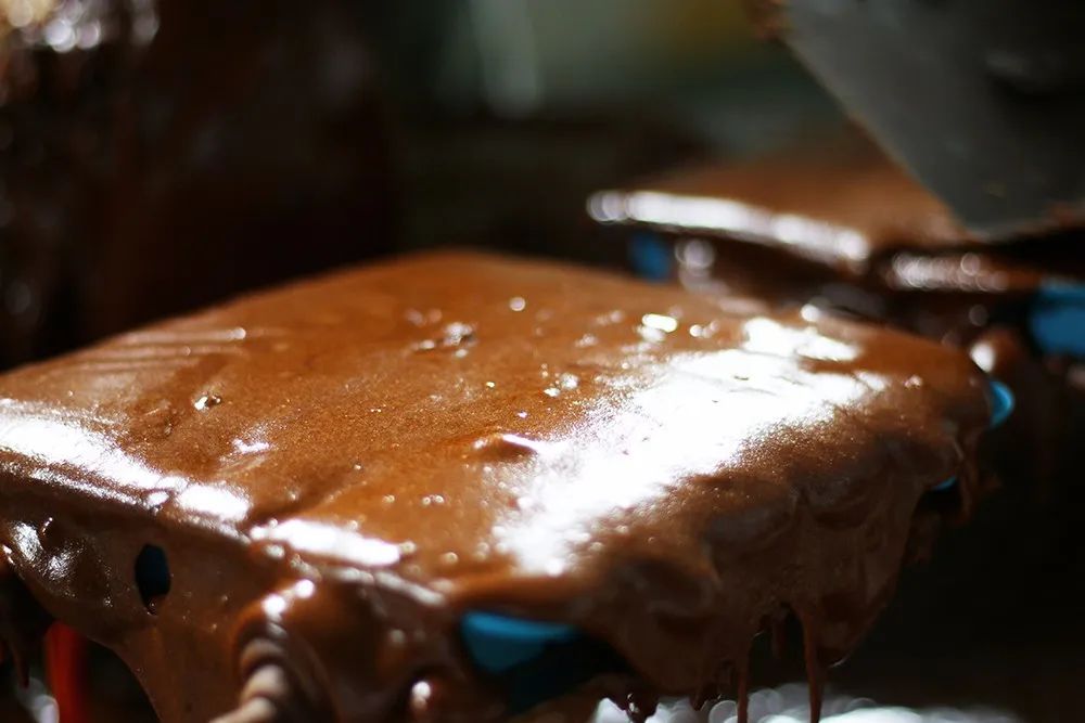 买红糖里面竟然有东西,买散装的红糖不甜特别红是真的吗