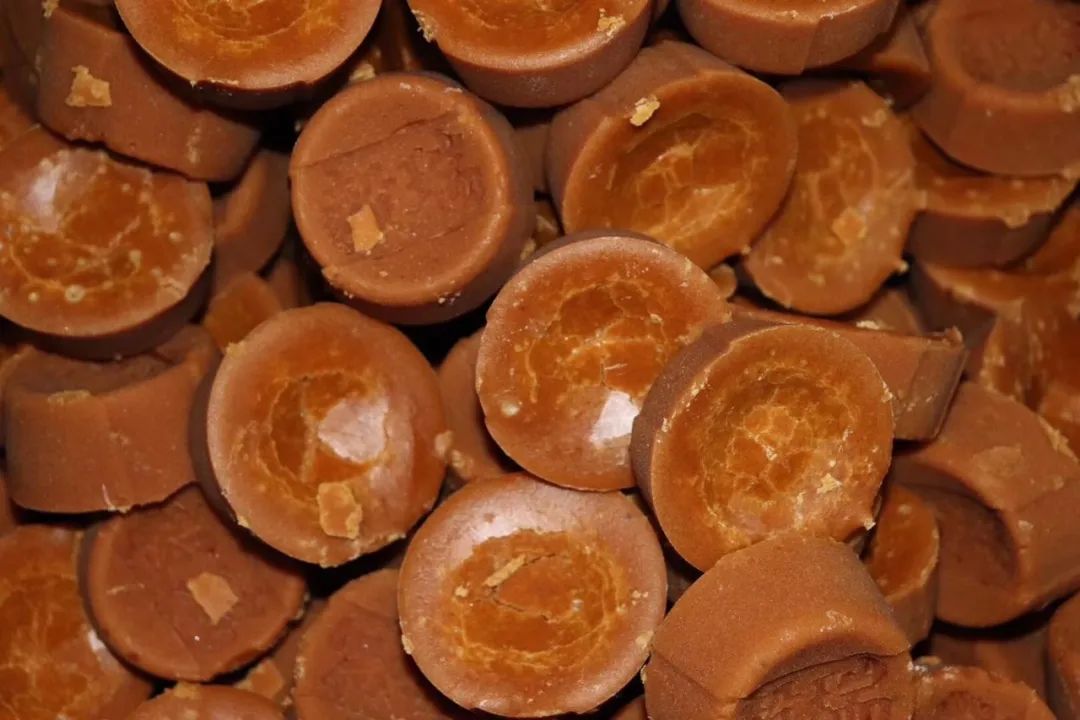 买红糖里面竟然有东西,买散装的红糖不甜特别红是真的吗