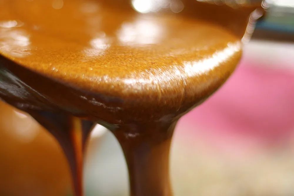 买红糖里面竟然有东西,买散装的红糖不甜特别红是真的吗