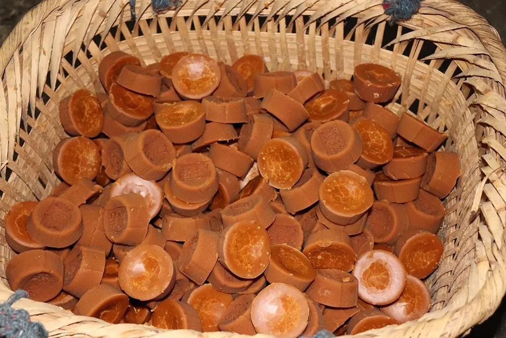 买红糖里面竟然有东西,买散装的红糖不甜特别红是真的吗