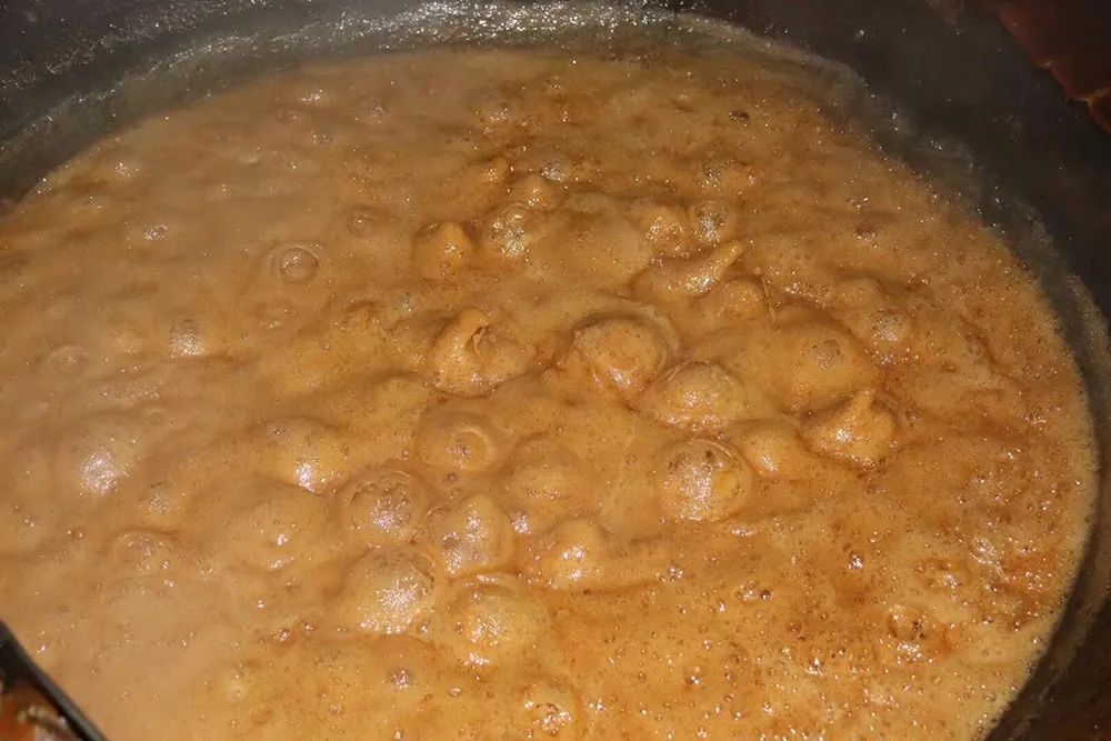 买红糖里面竟然有东西,买散装的红糖不甜特别红是真的吗