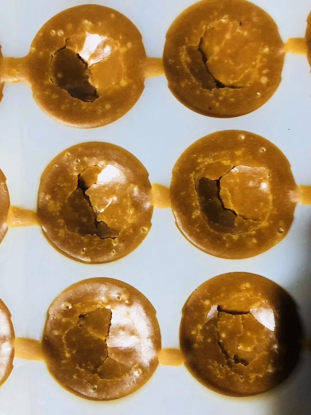 买红糖里面竟然有东西,买散装的红糖不甜特别红是真的吗