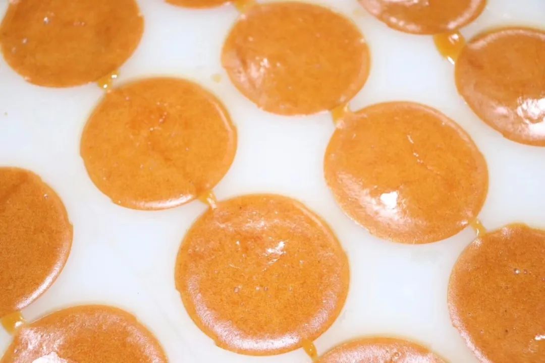 买红糖里面竟然有东西,买散装的红糖不甜特别红是真的吗