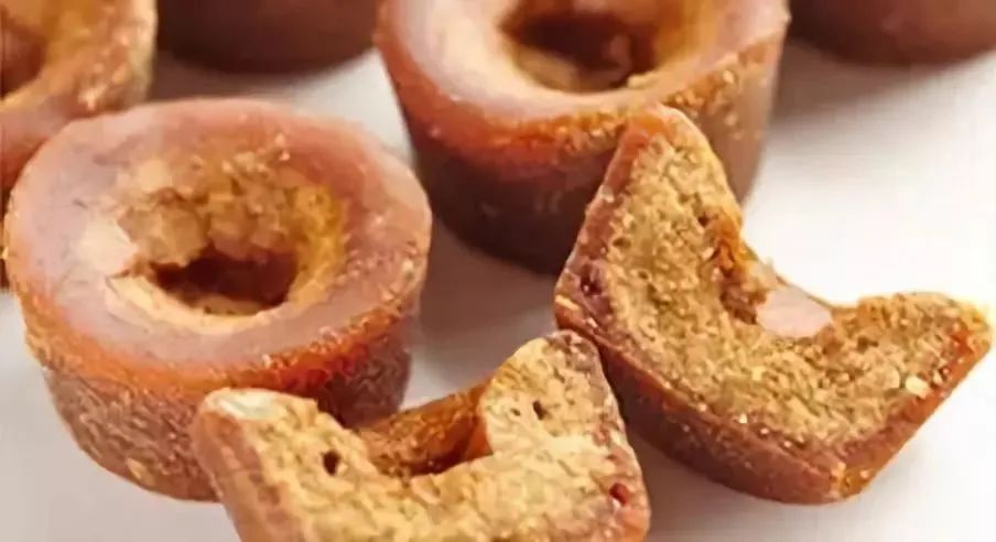 买红糖里面竟然有东西,买散装的红糖不甜特别红是真的吗