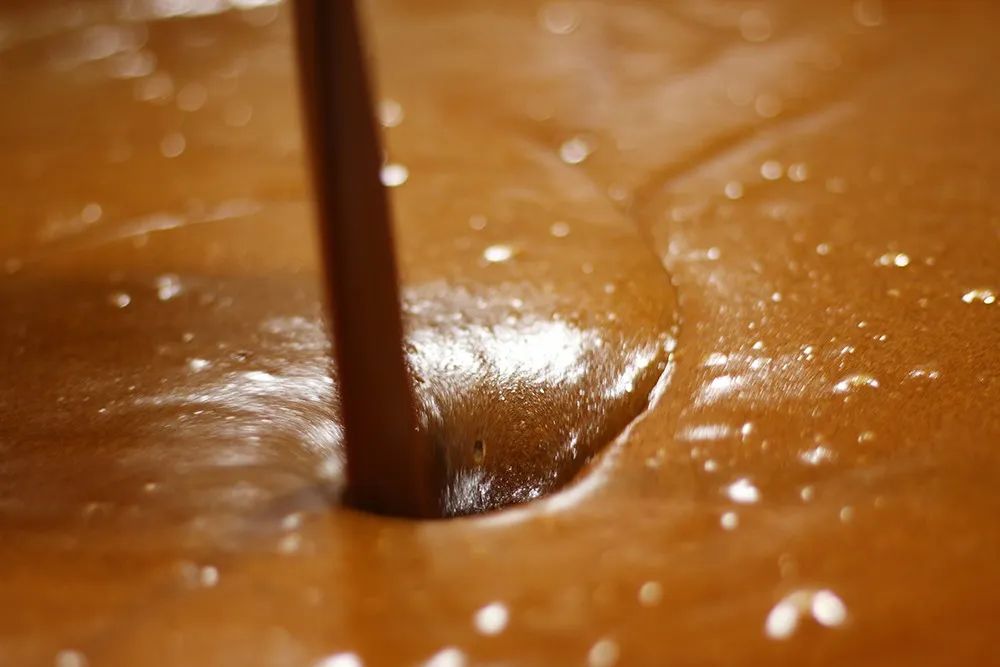 买红糖里面竟然有东西,买散装的红糖不甜特别红是真的吗