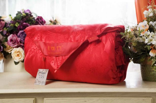 央视曝光蚕丝被长期盖,长期盖蚕丝被的危害图片