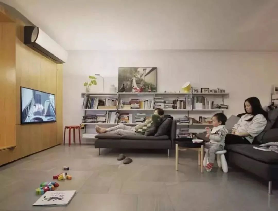 我用沙发把家里5口人分开后……家人感情反而升温了