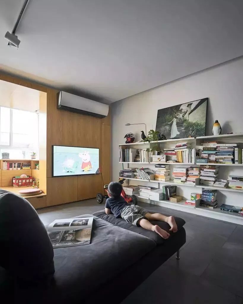 我用沙发把家里5口人分开后……家人感情反而升温了