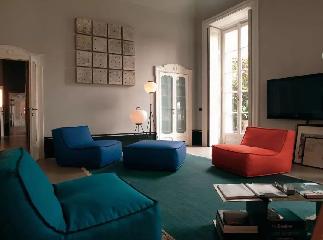 我用沙发把家里5口人分开后……家人感情反而升温了