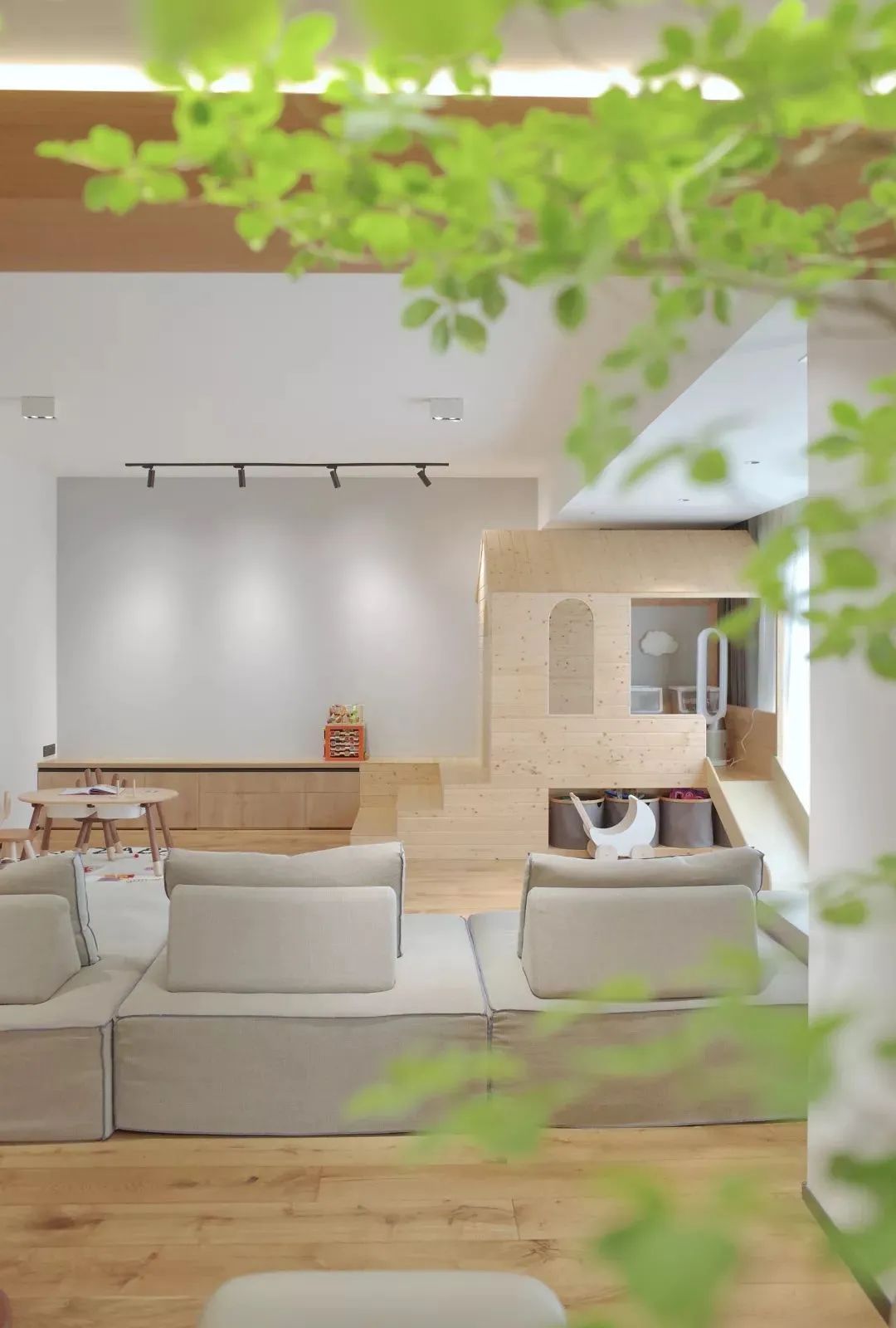 我用沙发把家里5口人分开后……家人感情反而升温了