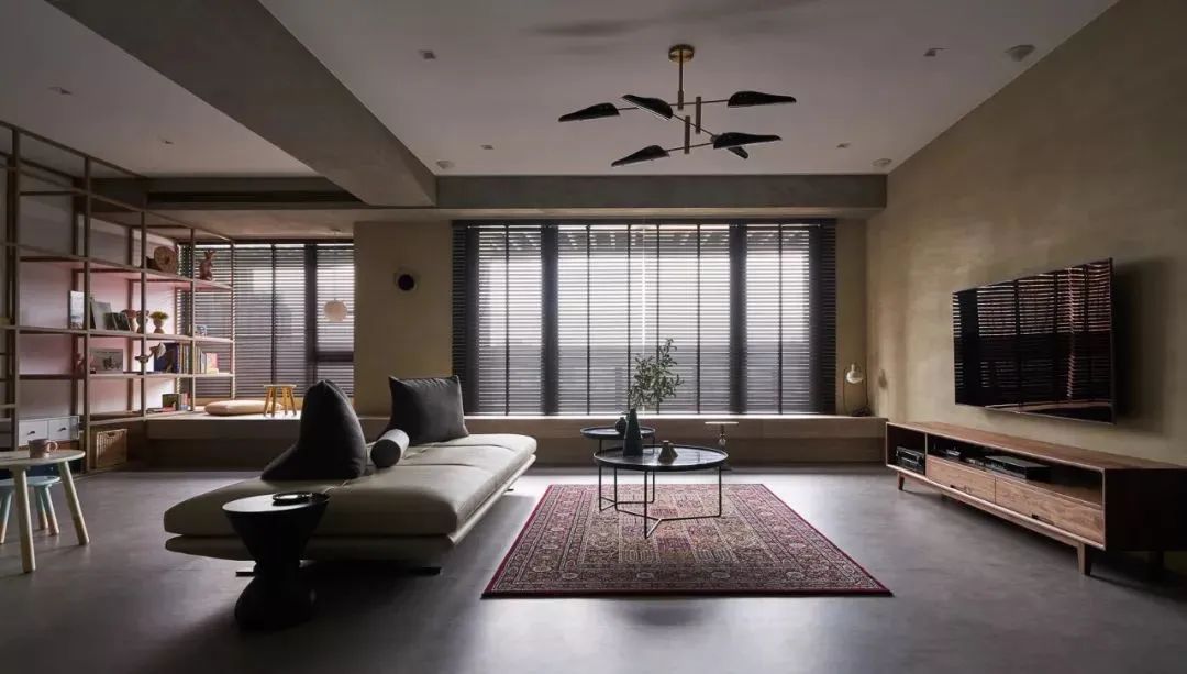 我用沙发把家里5口人分开后……家人感情反而升温了