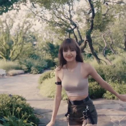 蔡徐坤穿权志龙鞋,蔡徐坤lisa虞书欣合照