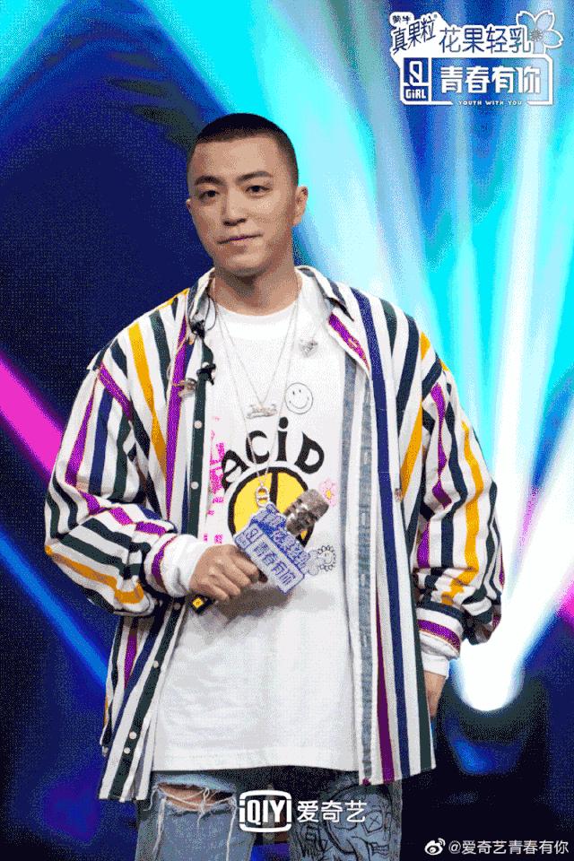 蔡徐坤穿权志龙鞋,蔡徐坤lisa虞书欣合照