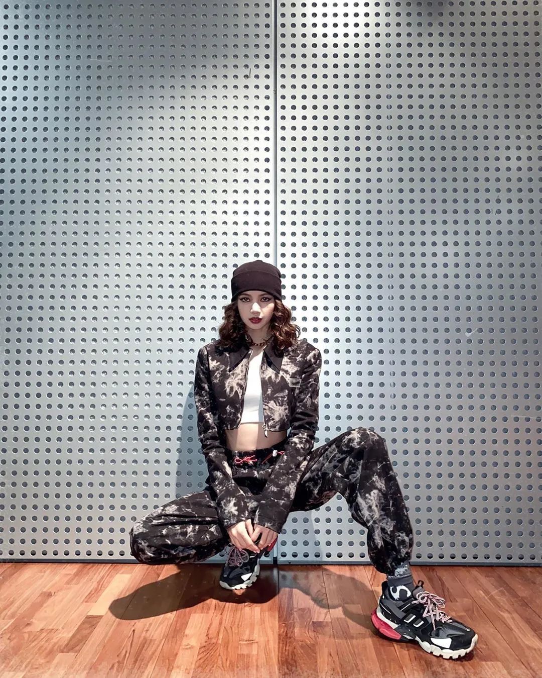 蔡徐坤穿权志龙鞋,蔡徐坤lisa虞书欣合照