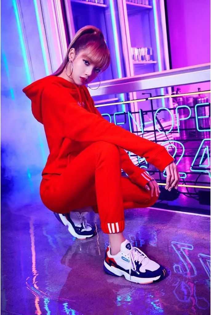 蔡徐坤穿权志龙鞋,蔡徐坤lisa虞书欣合照