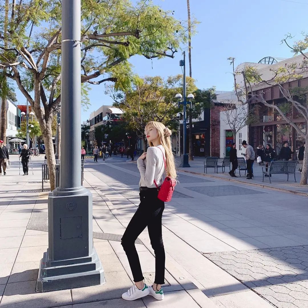 蔡徐坤穿权志龙鞋,蔡徐坤lisa虞书欣合照