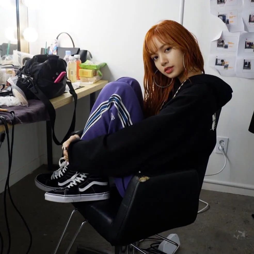 蔡徐坤穿权志龙鞋,蔡徐坤lisa虞书欣合照