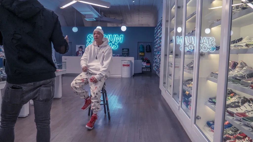 蔡徐坤穿权志龙鞋,蔡徐坤lisa虞书欣合照