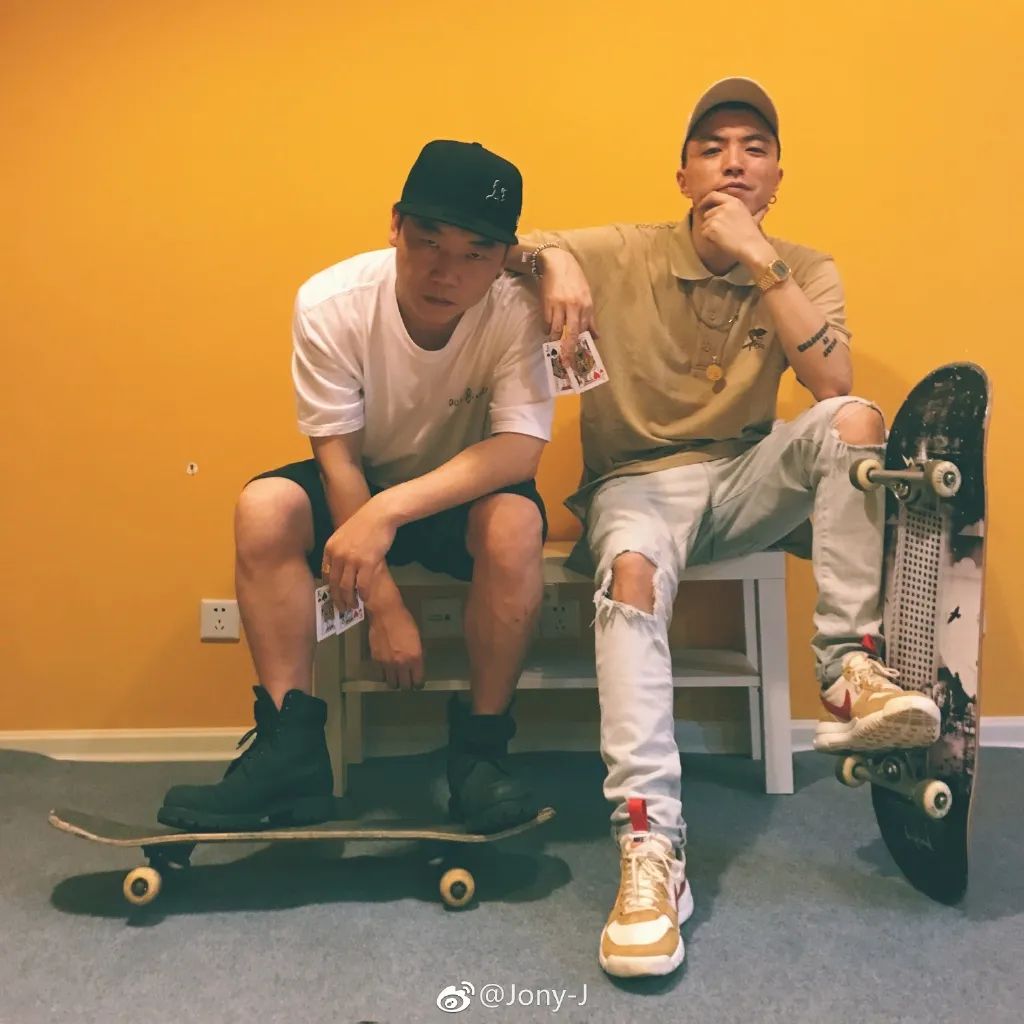 蔡徐坤穿权志龙鞋,蔡徐坤lisa虞书欣合照