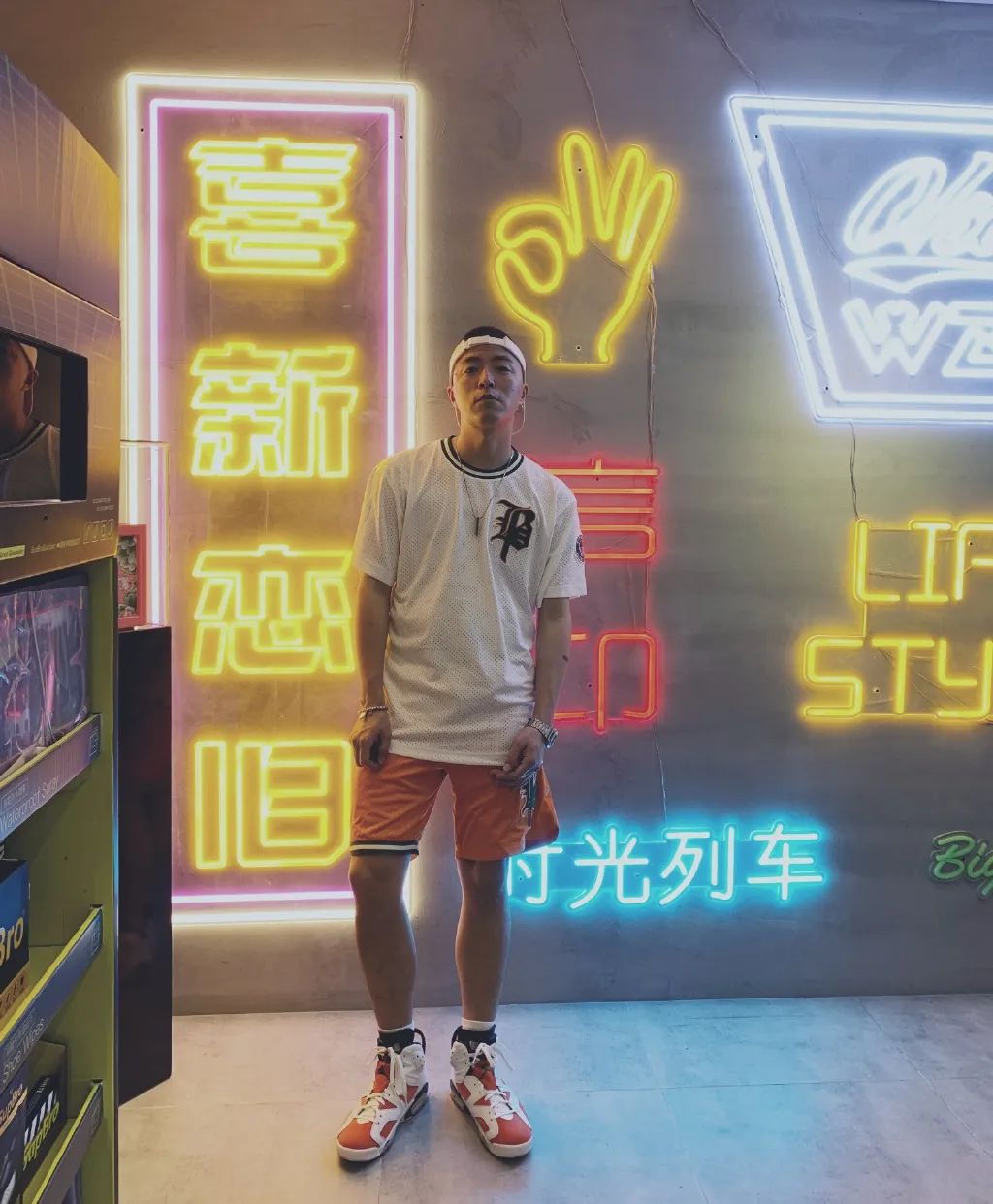 蔡徐坤穿权志龙鞋,蔡徐坤lisa虞书欣合照