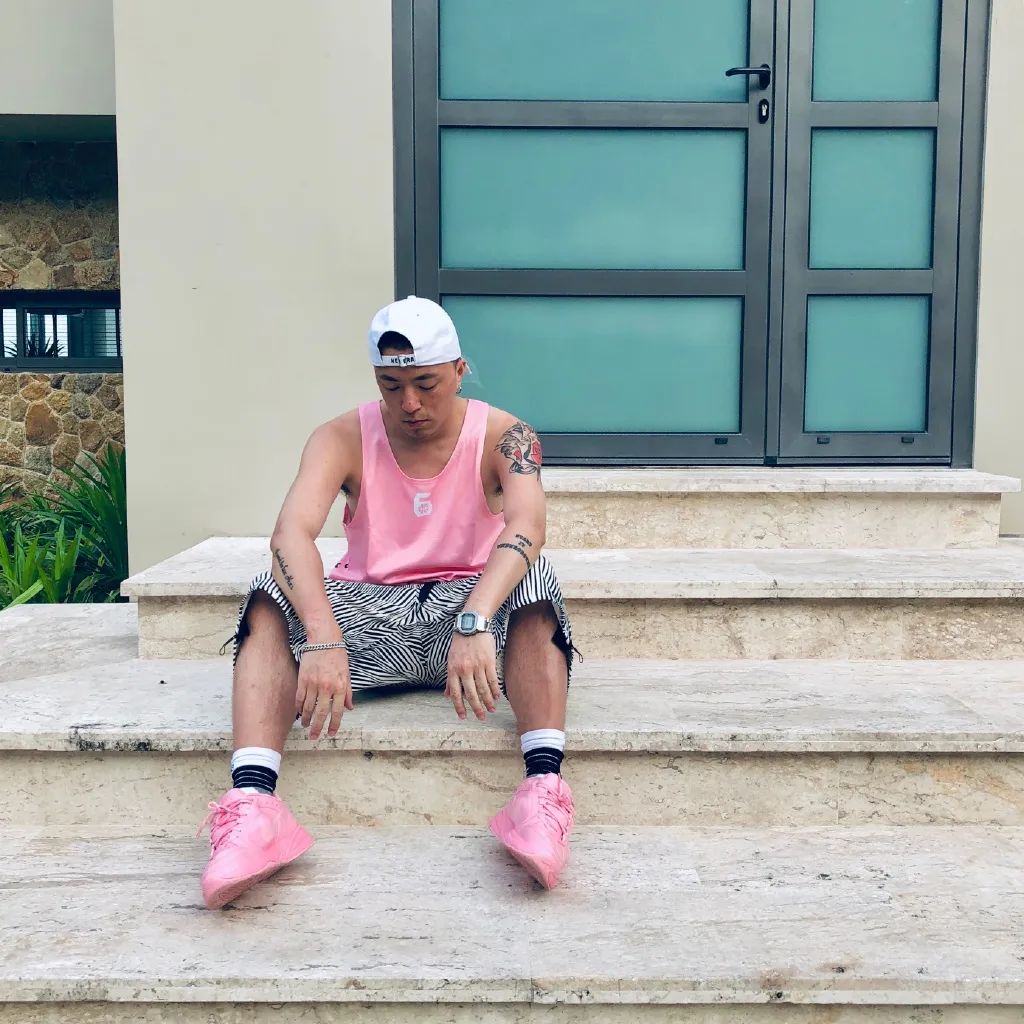 蔡徐坤穿权志龙鞋,蔡徐坤lisa虞书欣合照