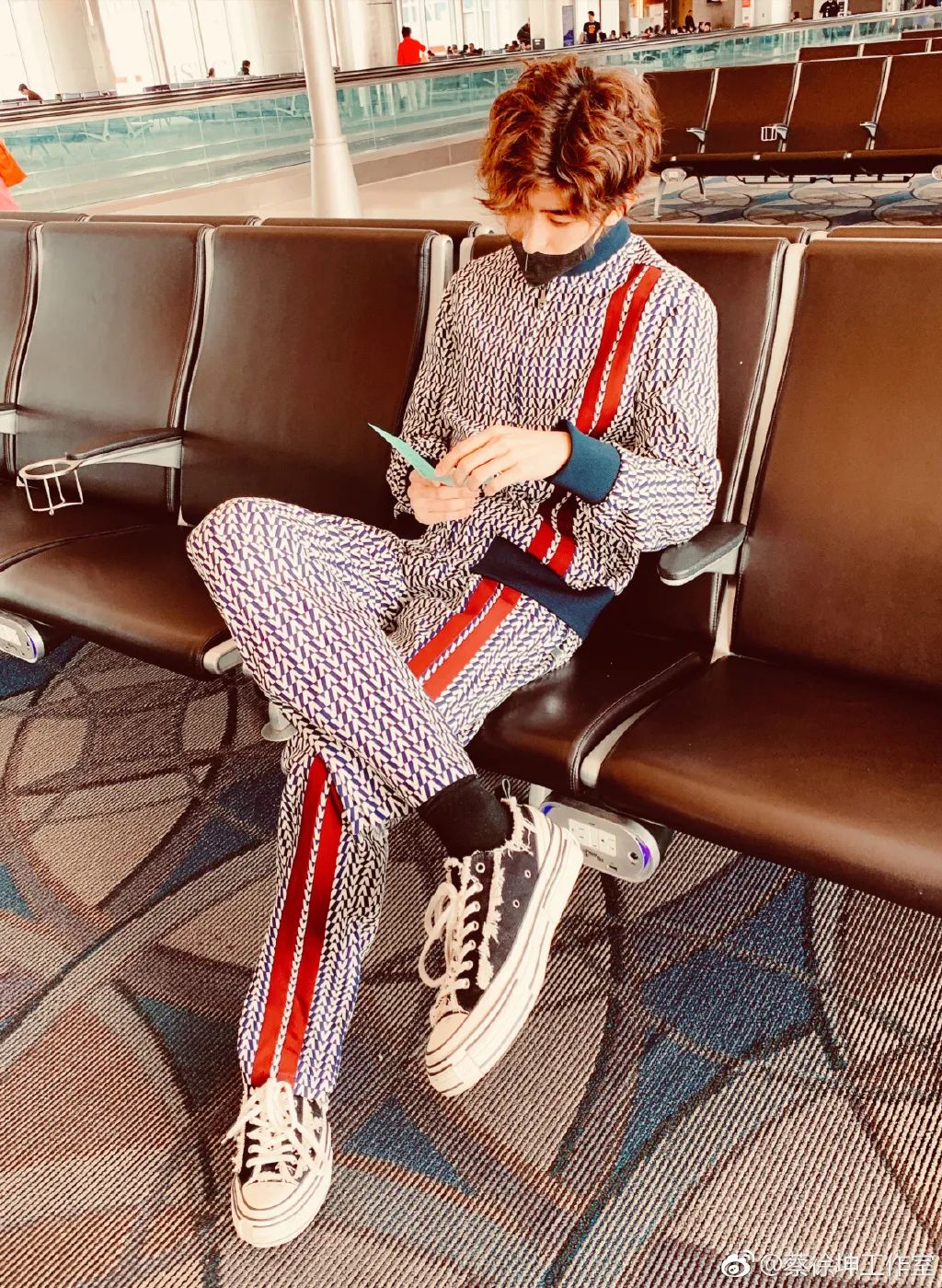 蔡徐坤穿权志龙鞋,蔡徐坤lisa虞书欣合照