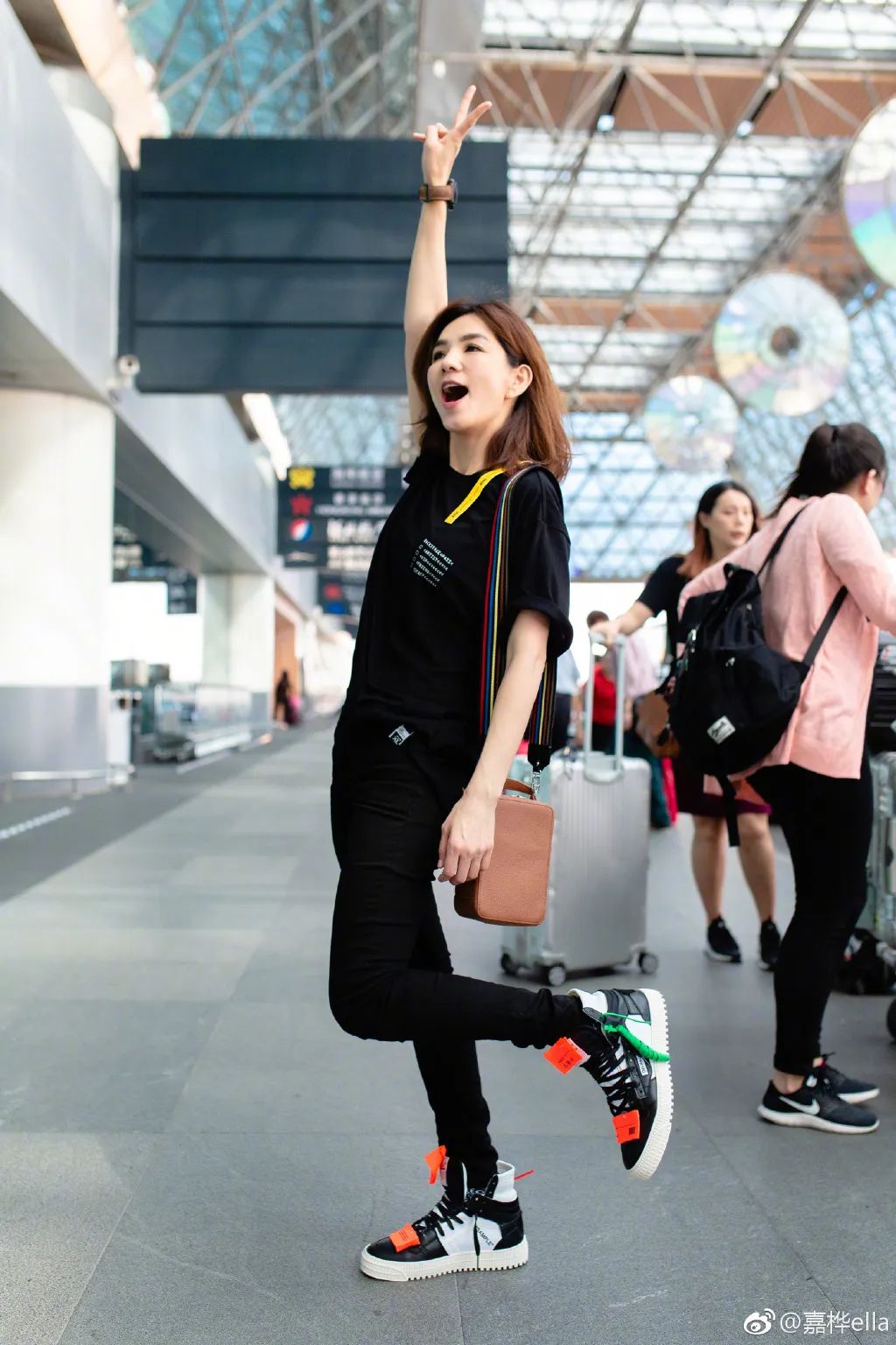 蔡徐坤穿权志龙鞋,蔡徐坤lisa虞书欣合照