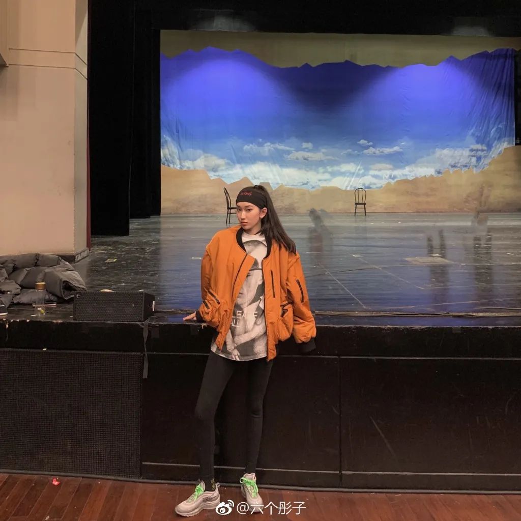 蔡徐坤穿权志龙鞋,蔡徐坤lisa虞书欣合照