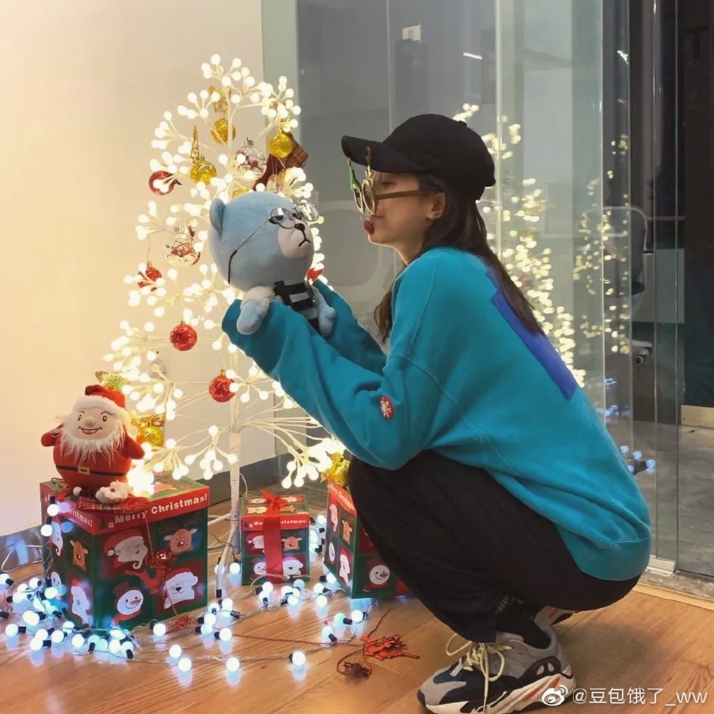 蔡徐坤穿权志龙鞋,蔡徐坤lisa虞书欣合照