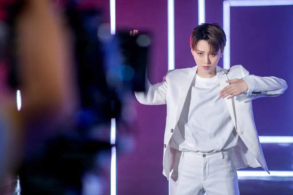 杨幂刘诗诗她们帅起来基本上没男人什么事了