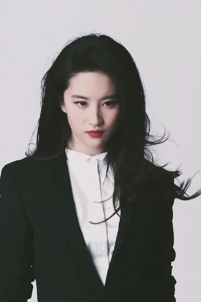 杨幂刘诗诗她们帅起来基本上没男人什么事了