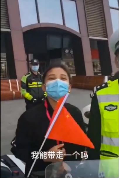 硬核小护姐表白汉警,援鄂医护表白民警