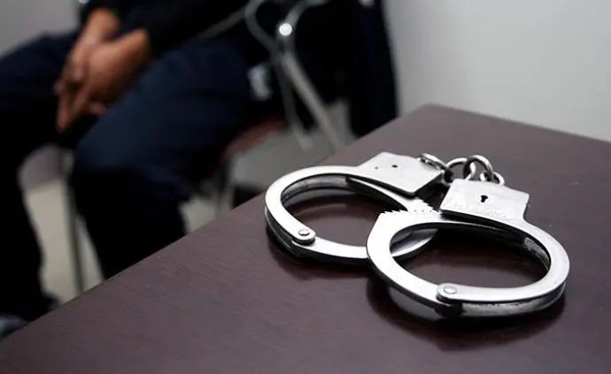 *拍偷**女同学:传播淫秽信息,也别漏了*辱侮**罪