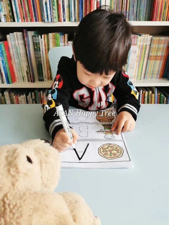 这个简单的柜子，居然包办了我家娃的早教